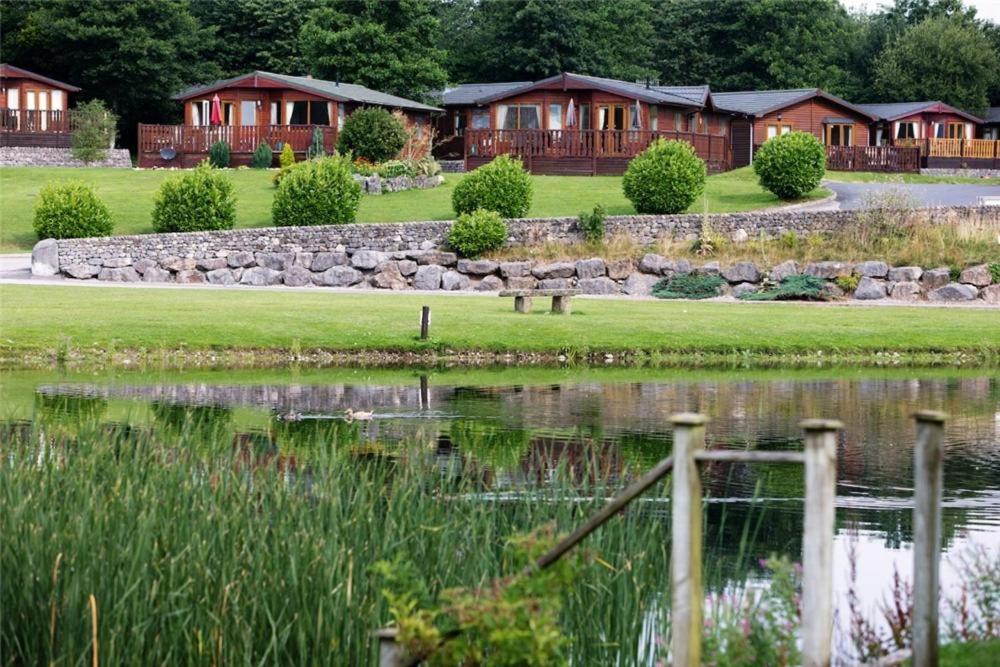 2 Bedroom Lakeview Lodge - Ensuite & Balcony Deck Carnforth Exteriör bild