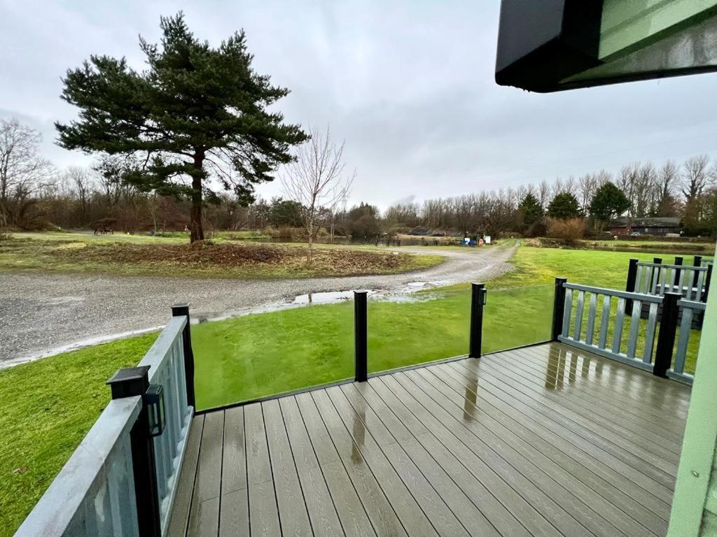 2 Bedroom Lakeview Lodge - Ensuite & Balcony Deck Carnforth Exteriör bild